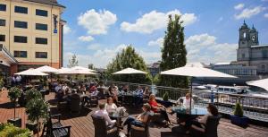 un gruppo di persone seduti a tavoli con ombrelloni di Radisson Blu Hotel, Athlone a Athlone