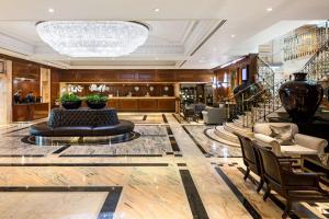 希灵登Radisson Blu Hotel, London Heathrow的大楼内配有沙发和椅子的大厅