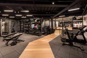 Radisson Blu Hotel, London Heathrow的健身中心和/或健身设施