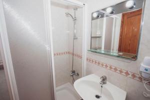 Koupelna v ubytování Montecarlo Apartamento30 + 3 fotografie