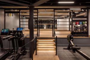 Radisson Blu Hotel, London Heathrow的健身中心和/或健身设施