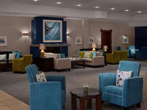 eine Hotellobby mit blauen Stühlen und einem Tisch in der Unterkunft Radisson BLU Hotel and Spa, Limerick in Limerick