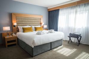 Una cama o camas en una habitación de Radisson BLU Hotel & Spa, Little Island Cork