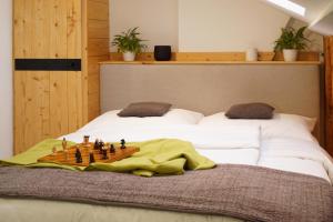 Een bed of bedden in een kamer bij Kamienica Na Nowo Apartamenty