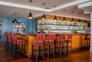 La sala de estar o bar de Radisson BLU Hotel & Spa, Little Island Cork