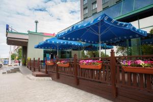 a row of umbrellas on a sidewalk in front of a building at Park Inn by Radisson Poliarnie Zori in Murmansk