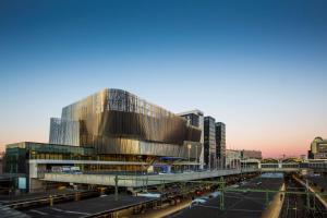 un gran edificio con una estación de tren en una ciudad en Radisson Blu Waterfront Hotel, Stockholm, en Estocolmo