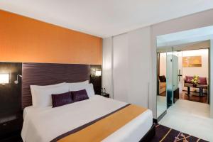 A bed or beds in a room at Radisson Suites Bangkok Sukhumvit