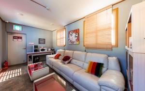 - un salon avec un canapé blanc dans l'établissement Firenze Motel, à Asan