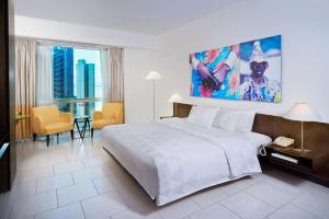 Tempat tidur dalam kamar di Decapolis Hotel Panama City
