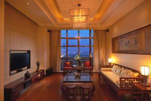 Uma TV ou centro de entretenimento em Radisson Blu Hotel Liuzhou