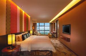Uma TV ou centro de entretenimento em Radisson Blu Hotel Liuzhou