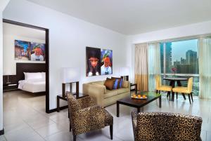 Area tempat duduk di Decapolis Hotel Panama City