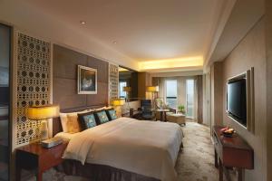 Cama ou camas em um quarto em Radisson Blu Hotel Liuzhou
