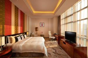 Uma TV ou centro de entretenimento em Radisson Blu Hotel Liuzhou