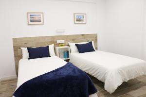 2 Betten nebeneinander in einem Zimmer in der Unterkunft El rincón de Valeria in Bilbao