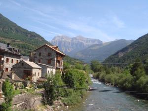 Una vista de un río con montañas al fondo. en Apartamentos Valles, en Broto