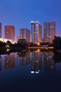 Radisson Blu Hotel Liuzhou في ليوشو: منظر على أفق المدينة في الليل