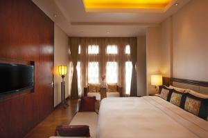 Uma TV ou centro de entretenimento em Radisson Blu Hotel Liuzhou