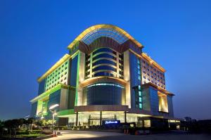 加济阿巴德Radisson Blu Kaushambi Delhi NCR的一座带弧形屋顶的大型建筑