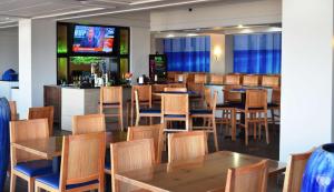 DoubleTree by Hilton Corpus Christi Beachfront的电视和/或娱乐中心