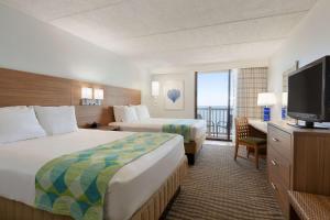DoubleTree by Hilton Corpus Christi Beachfront客房内的一张或多张床位