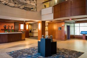 Majoituspaikan Wyndham Moline on John Deere Commons aula tai vastaanotto