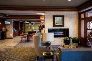 TV tai viihdekeskus majoituspaikassa Wyndham Moline on John Deere Commons
