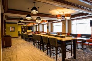 Majoituspaikan Wyndham Moline on John Deere Commons ravintola tai vastaava paikka