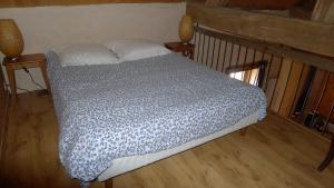Bett in einem Zimmer mit zwei Nachttischen und zwei Lampen in der Unterkunft gîte de la Cabotte in Bussy-le-Grand