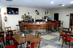 The lounge or bar area at Hotel Virgen de Covadonga