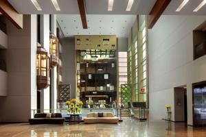 Televiisor ja/või meelelahutuskeskus majutusasutuses Radisson Blu Atria Bengaluru