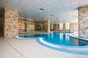 Bazén v ubytování Radisson Blu Plaza Jeddah nebo v jeho okolí