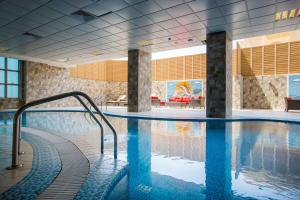 Bazén v ubytování Radisson Blu Plaza Jeddah nebo v jeho okolí