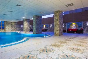Bazén v ubytování Radisson Blu Plaza Jeddah nebo v jeho okolí