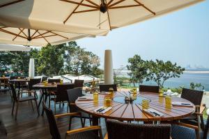 A restaurant or other place to eat at Radisson Blu M'Bamou Palace Hotel, Brazzaville