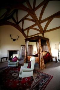 1 dormitorio con 1 cama y 2 sillas en una habitación en Blackmore Farm, en Bridgwater