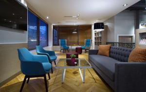 Ο χώρος του lounge ή του μπαρ στο Park Inn by Radisson Residence Riga Barona