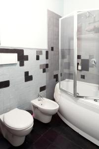 ein Badezimmer mit einem WC, einer Badewanne und einem Waschbecken in der Unterkunft Suite D'Autore Art Design Gallery in Piazza Armerina