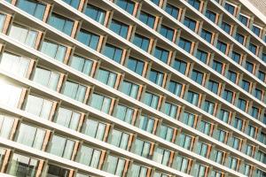 uma fachada de um edifício com muitas janelas em Radisson Blu Resort Swinoujscie em Świnoujście