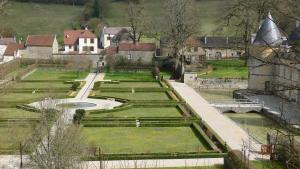 an aerial view of a castle and a garden at gîte de la Cabotte in Bussy-le-Grand
