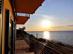 a view of the ocean from a balcony at sunset at Casa da Brunetto in Costarainera