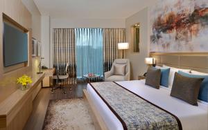 Postel nebo postele na pokoji v ubytování Radisson Mumbai Andheri MIDC