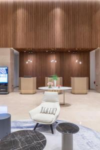 Radisson Blu Hotel, Larnaca的电视和/或娱乐中心
