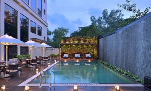 Bazén v ubytování Radisson Mumbai Andheri MIDC nebo v jeho okolí