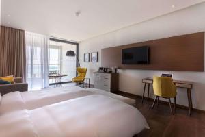 TV a/nebo společenská místnost v ubytování Radisson Blu Hotel, Larnaca