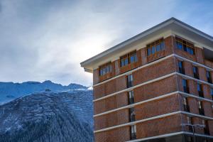 アンデルマットにあるRadisson Blu Hotel Reussen, Andermattの山の見える建物