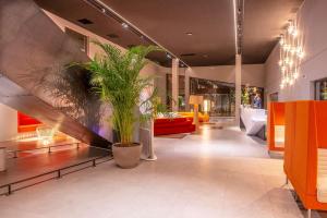 eine Lobby mit einer großen Topfpflanze in einem Gebäude in der Unterkunft Radisson Blu Hotel Bordeaux in Bordeaux