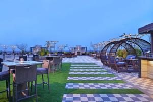 Radisson Chandigarh Zirakpur餐厅或其他用餐的地方