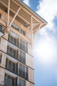 un edificio con balconi sul lato di Radisson Blu Hotel Reussen, Andermatt a Andermatt